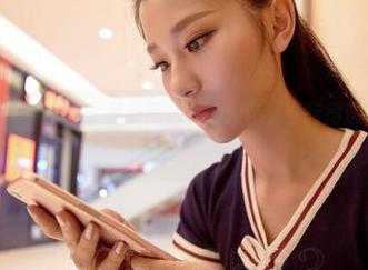 AISS爱丝(黄金版) – 最新图库里的索菲，穿行得也太随性了吧？