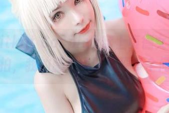 看到Kitkat Cosplay穿上贞德女仆装的私拍，我的脑中顿时闪现多个问号
