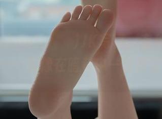 这次的Uhye(이유혜)JK写真，有种悄悄的诱惑感……就像在暗巷中一瞥而过的身影。