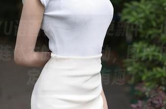 XIAOYU语画界 – 最新更新中，小海臀Rena和连体衣的默契互动，图片中捉摸不定的表情太有趣了