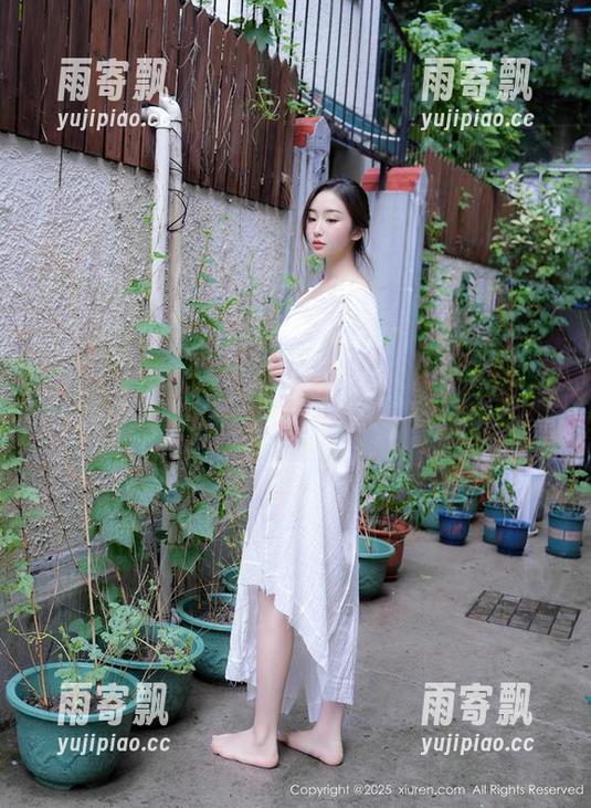 Xiuren秀人网 - 不想被黑白击中?林文文yooki的图包下载也是个冒险啊。 Xiuren秀人网 - 不想被黑白击中?林文文yooki的图包下载也是个冒险啊。