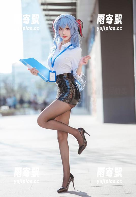 “月”亮了，快来用高清下载仙女月的美腿，别说我没提醒你！