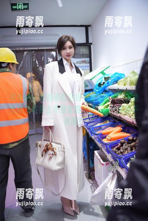 微密圈 - 周妍希的这组无水印写真，黑裙红丝显得那么不按套路出牌，谁好意思不拜服？