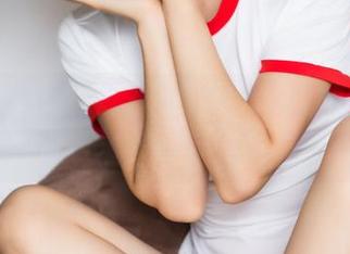 头条女神 – 短裤？阿依努尔瓦娅的那一条，原图和图包让我选哪个呢？