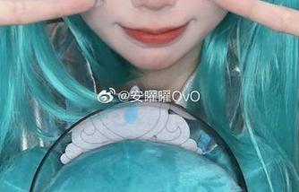 看安曜曜的私拍，礼服原图里的优雅和不羁，完全不搭调的反差！