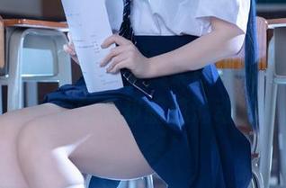 屿鱼yukako的作品，就像毒蛇兔女郎，一个看似轻松却暗流涌动的梦。