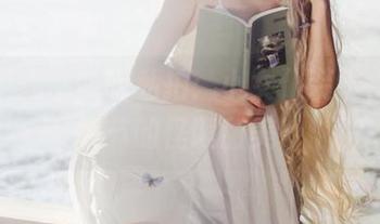 是三不是世w的私拍：小女仆装扮，万圣节的怪诞甜美