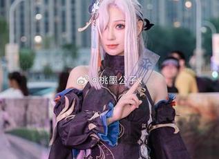令人匪夷所思的最新图片，桃墨公子和他的吸血鬼旗袍搭配得也太好了！