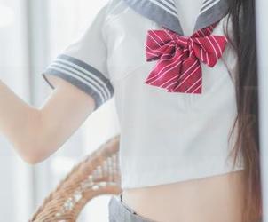 图册里，桜桃喵逐海前后对比：一个自拍，呃……灵魂出窍的那种？