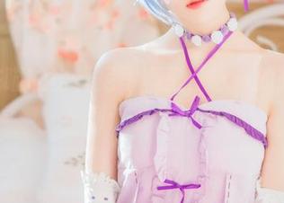 在桜桃喵的比基尼写真里，泳池的喧嚣为何这么微妙