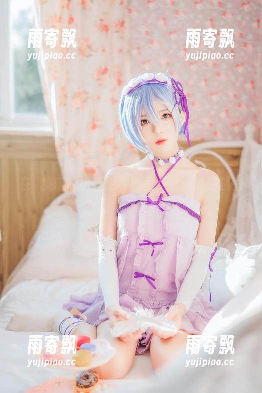 在桜桃喵的比基尼写真里,泳池的喧嚣为何这么微妙 在桜桃喵的比基尼写真里,泳池的喧嚣为何这么微妙
