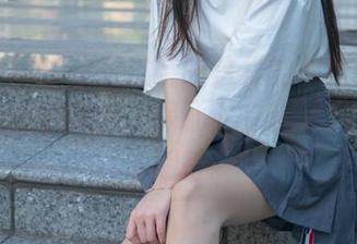 梦丝女神 – 你见过晓晓这样的起床少女吗？最新图包来袭，保证你会想对于床有更多期待。