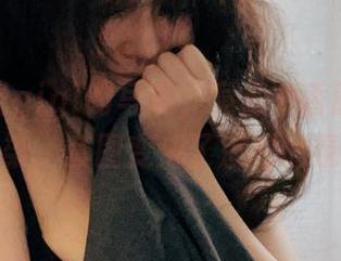 这些樱晚gigi的写真，竟把书香的味道完全渲染，套图变成了魅惑的氛围。