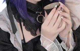 从清水由乃的英仙座护士服写真集分享中，你能发现多少隐藏的戏谑呢？