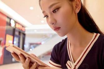 爱丝 – 资源解析：何冉的女王形象，图片中隐含的态度值得琢磨。