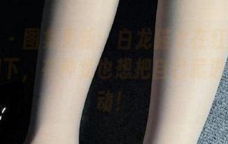 微密圈 – 图集更新：白龙猫女在红底极光的包围下，有种我也想把自己藏进去的冲动！