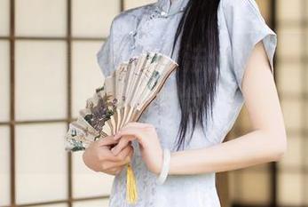 秀人网 – 写真的圣诞魔法：李丽莎为你展示如何把美图和糖果结合，如果不美，你自己去问鹿！