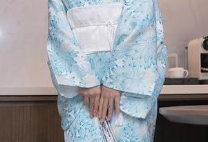 秀人网 – 有趣又迷人的猫咪巨臀妹妹与眼镜的结合，快来下载美图！