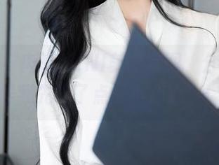 秀人网 – 肉晴MINI美足套图，分享的时候我先吃了点“小心心”！