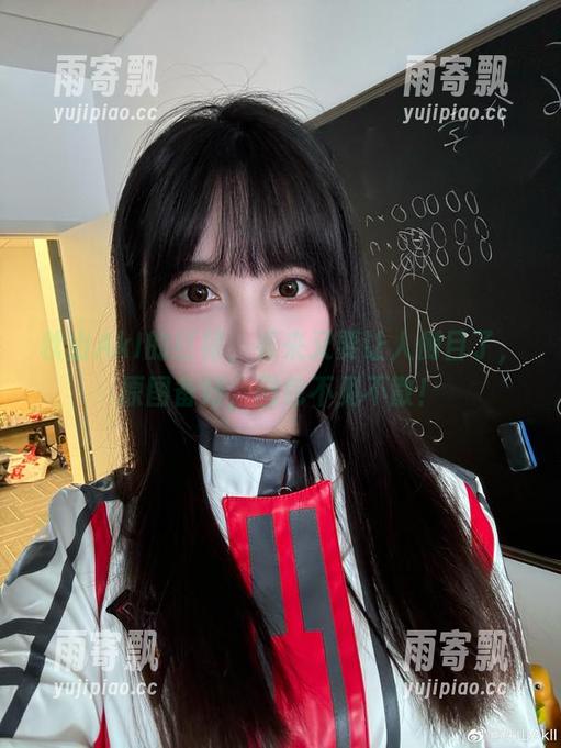 秋山AkI的红裙,看来又要让人侧目了,原图备好,图包不见不散! 秋山AkI的红裙,看来又要让人侧目了,原图备好,图包不见不散!