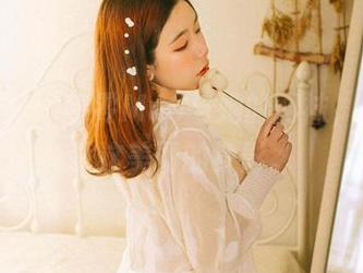 网盘新秀：穆零Mu0与她的网袜，快来下载这美丽的身影。