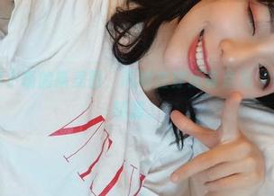 我在找舞小喵的新美图，而她在穿还有点儿‘特别’的制服。