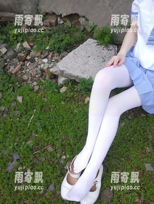 这一套金鱼和服让西尔酱的私房美图充满了不同寻常的迷惘。 这一套金鱼和服让西尔酱的私房美图充满了不同寻常的迷惘。