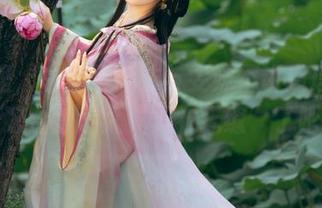 原图里，白丝吊带袜与雯妹不讲道理的腔调配合得也太“天衣无缝”了吧！