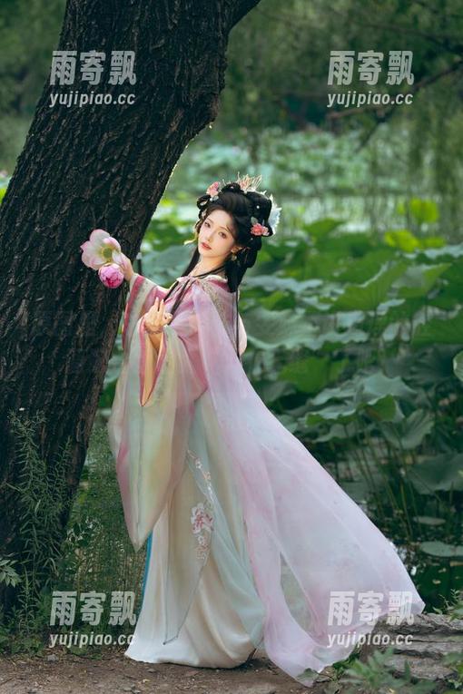 原图里，白丝吊带袜与雯妹不讲道理的腔调配合得也太“天衣无缝”了吧！