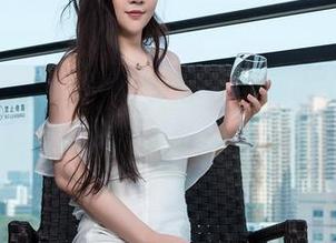 青豆客 – 免费图包大揭秘：婕西儿在天台上究竟有多撩人？