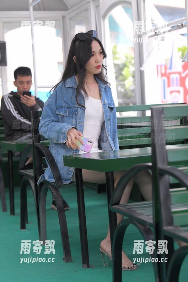魔镜街拍 - 一条白色吊带能把婷婷的黑丝美腿衬托得如此动人,高清秒杀所有傻瓜,套图让我停不下来! 魔镜街拍 - 一条白色吊带能把婷婷的黑丝美腿衬托得如此动人,高清秒杀所有傻瓜,套图让我停不下来!