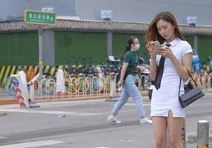 魔镜街拍 – 艾小青的新套图，超短裙和肉丝的完美结合，分享一些好看的细节吧！