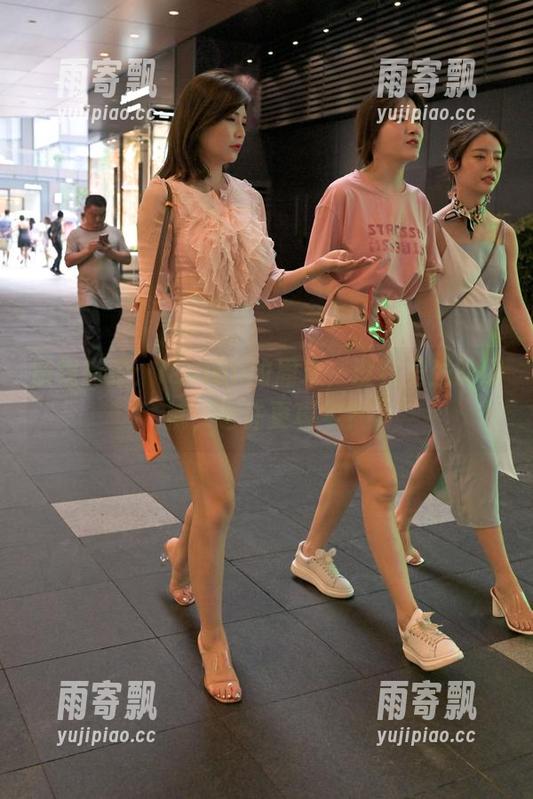 魔镜街拍:Iuvian的周末,没有圣光的细腻,也许更真实? 魔镜街拍:Iuvian的周末,没有圣光的细腻,也许更真实?