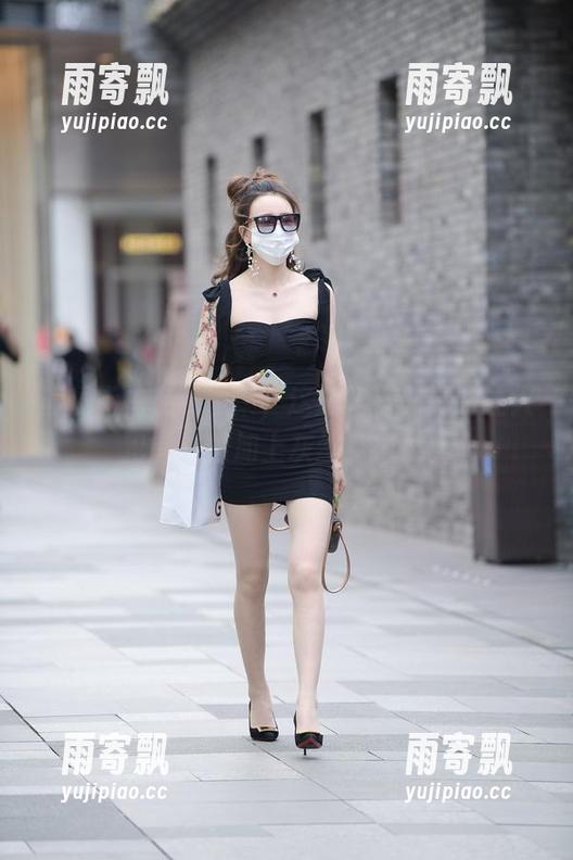 魔镜街拍在线图集,这短裙搭配真的让人犯错,再加上灰丝,绝了。 魔镜街拍在线图集,这短裙搭配真的让人犯错,再加上灰丝,绝了。