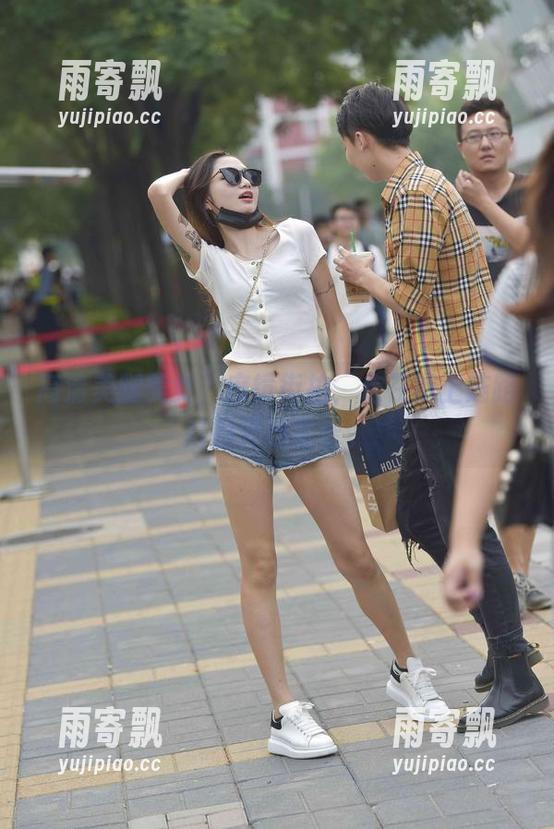 高清美腿美女,魔镜街拍,走在街上连路灯都开始害羞。 高清美腿美女,魔镜街拍,走在街上连路灯都开始害羞。